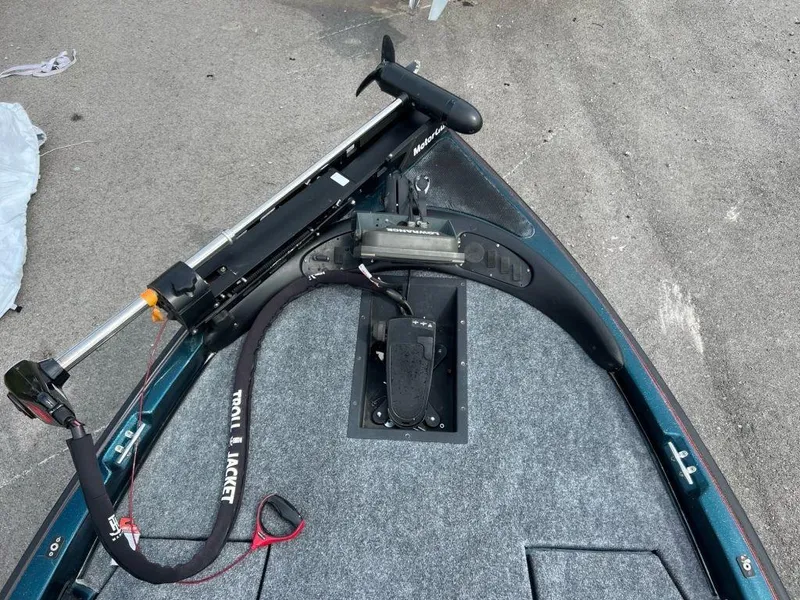 Slide: The Image of 2000 Stratos 20ss boat with trolling motor and carpeted deck. - 2