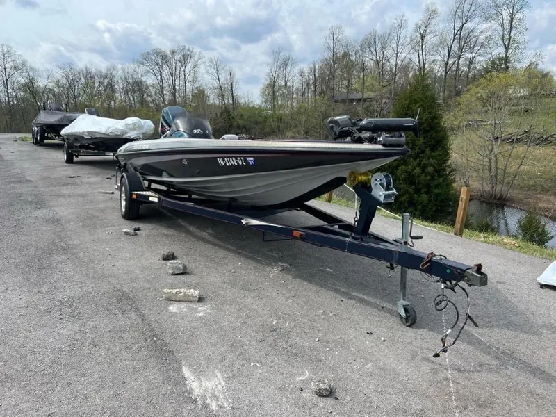 Slide: The Image of 2000 Stratos 20ss boat on trailer in outdoor setting. - 6