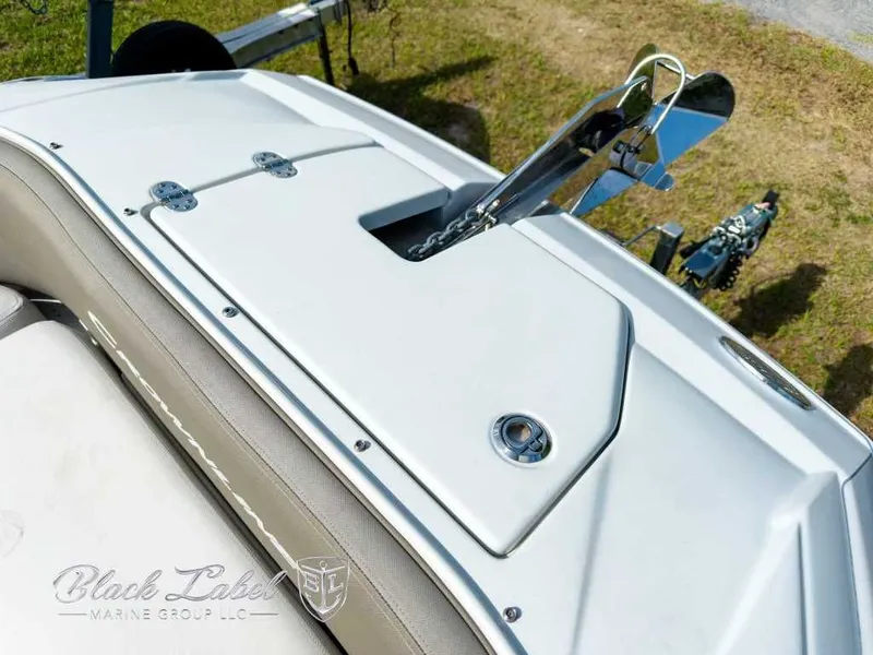 Slide: The Image of Crownline Boats E305 XS 2021 - 10