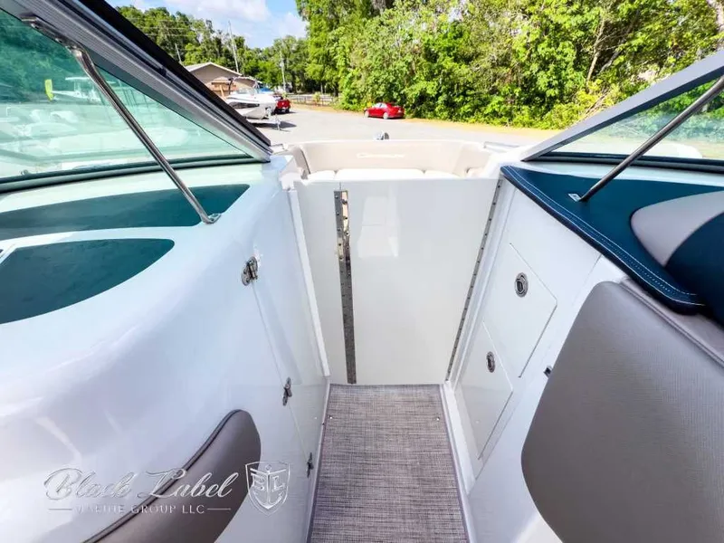 Slide: The Image of Crownline Boats E305 XS 2021 - 13