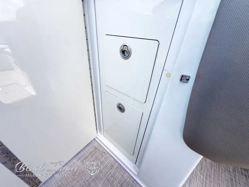 Slide: The Image of Crownline Boats E305 XS 2021 - 14