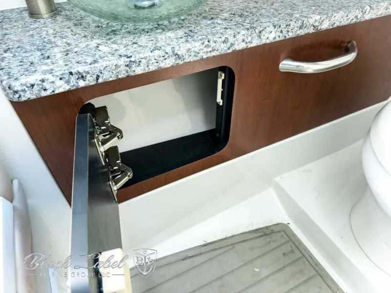 Slide: The Image of Crownline Boats E305 XS 2021 - 18