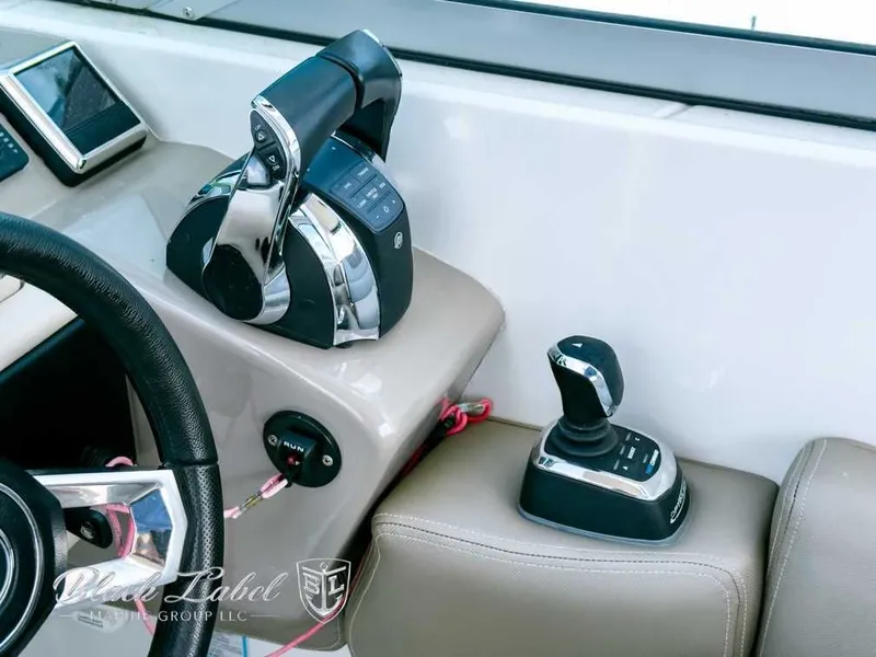 Slide: The Image of Crownline Boats E305 XS 2021 - 24