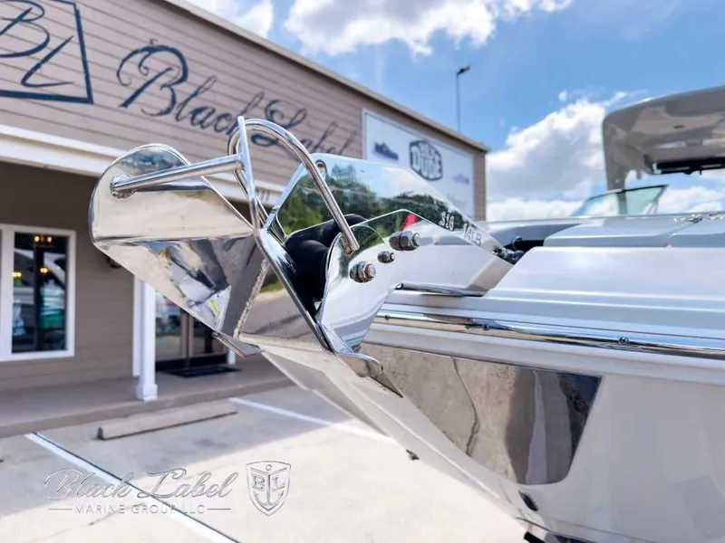 Slide: The Image of Crownline Boats E305 XS 2021 - 5