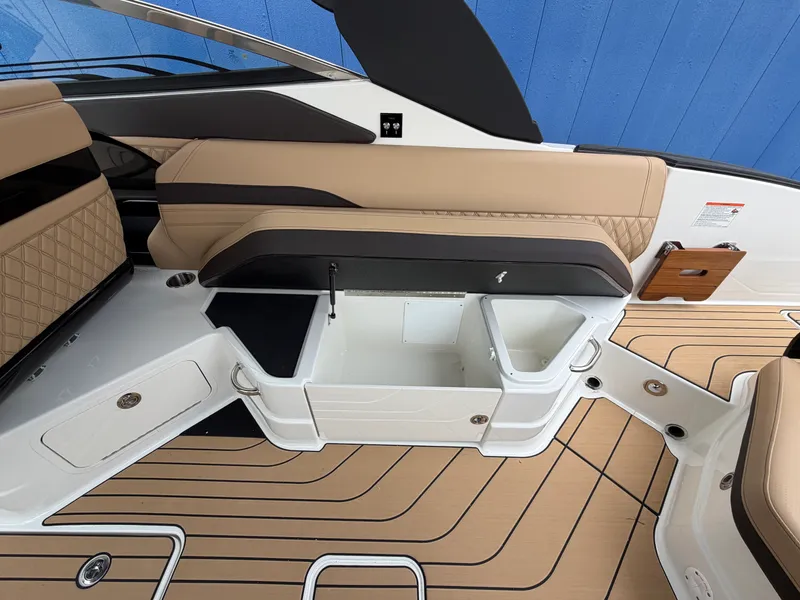 Slide: The Image of Sea Ray SLX 280 2027 - 16