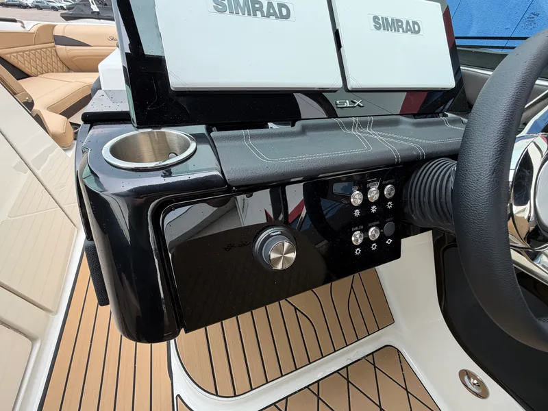 Slide: The Image of Sea Ray SLX 280 2027 - 37