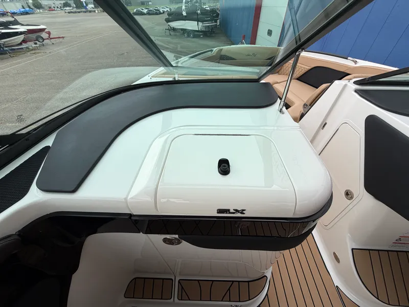Slide: The Image of Sea Ray SLX 280 2027 - 40