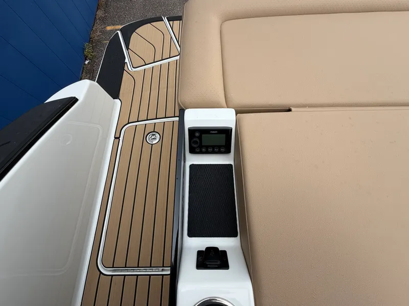 Slide: The Image of Sea Ray SLX 280 2027 - 13