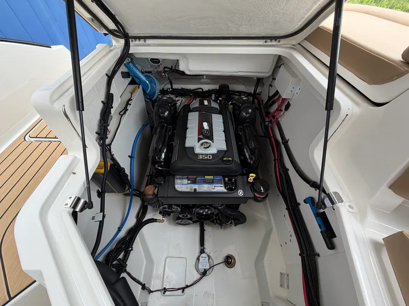 Slide: The Image of Sea Ray SLX 280 2027 - 13