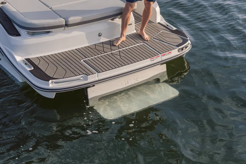 Slide: The Image of Sea Ray SLX 280 2027 - 18