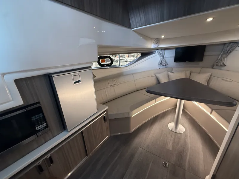 Slide: The Image of Sea Ray 320 SUNDANCER 2024 - 5