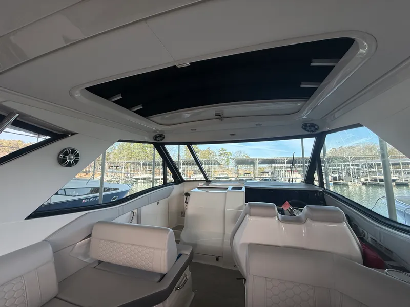Slide: The Image of Sea Ray 320 SUNDANCER 2024 - 6