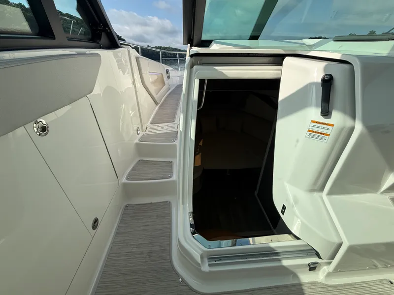 Slide: The Image of Sea Ray 320 SUNDANCER 2024 - 45