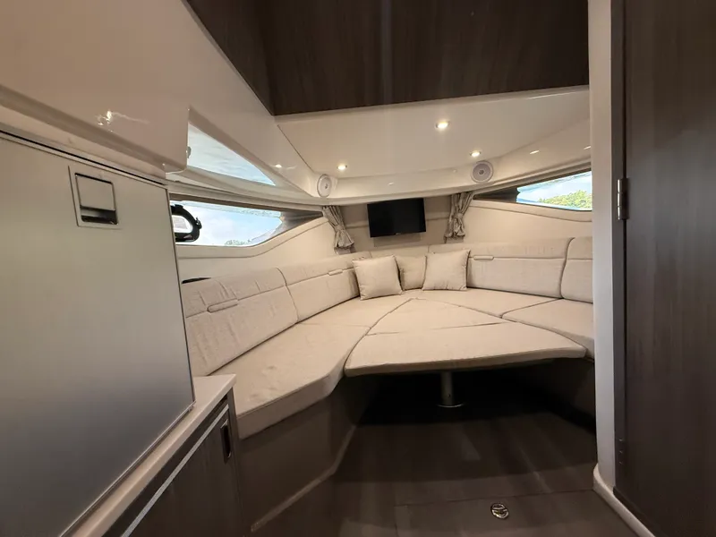 Slide: The Image of Sea Ray 320 SUNDANCER 2024 - 50