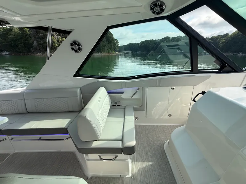 Slide: The Image of Sea Ray 320 SUNDANCER 2024 - 36