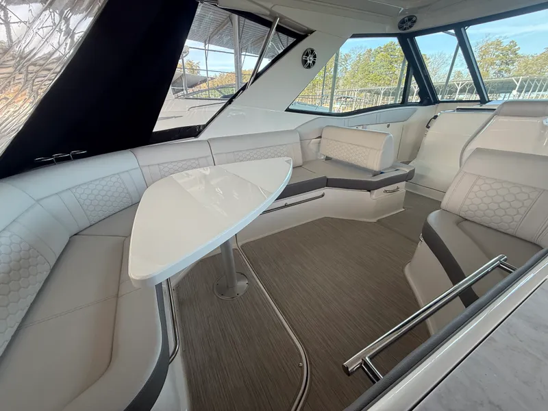 Slide: The Image of Sea Ray 320 SUNDANCER 2024 - 1