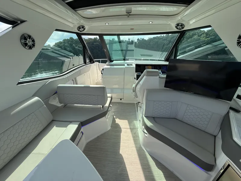 Slide: The Image of Sea Ray 320 SUNDANCER 2024 - 26