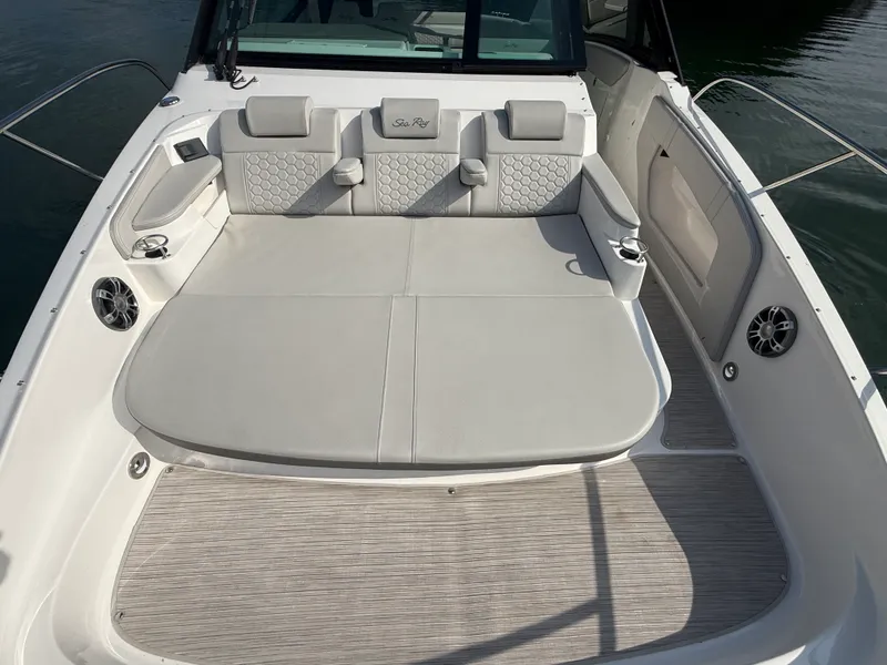 Slide: The Image of Sea Ray 320 SUNDANCER 2024 - 40