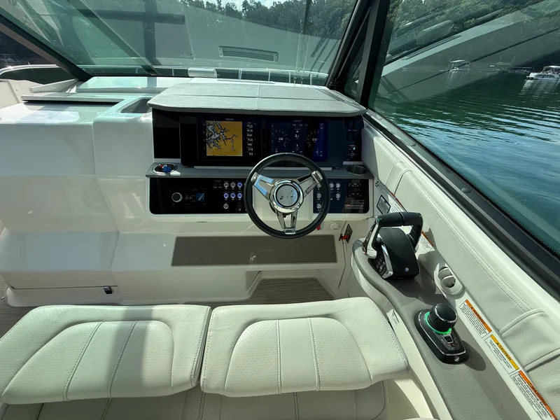 Slide: The Image of Sea Ray 320 SUNDANCER 2024 - 30