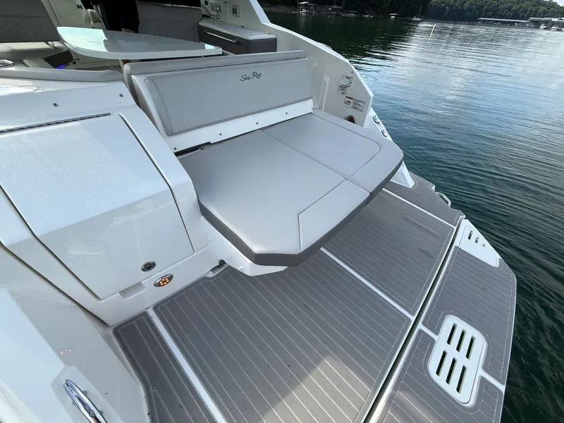 Slide: The Image of Sea Ray 320 SUNDANCER 2024 - 17