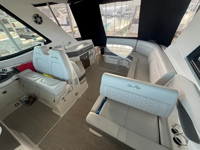 Slide: The Image of Sea Ray 320 SUNDANCER 2024 - 9