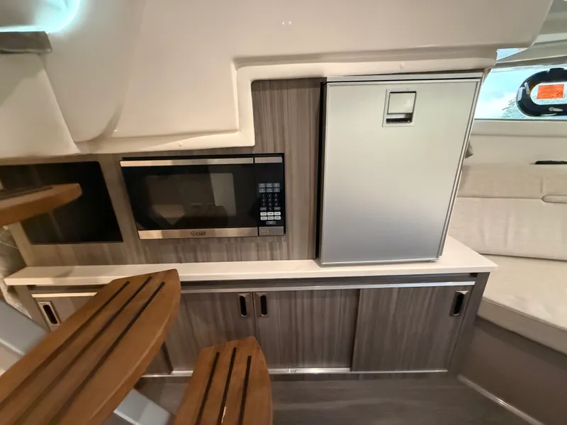 Slide: The Image of Sea Ray 320 SUNDANCER 2024 - 56
