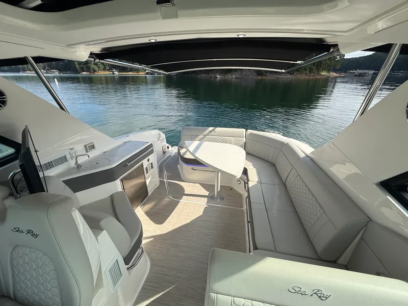 Slide: The Image of Sea Ray 320 SUNDANCER 2024 - 44