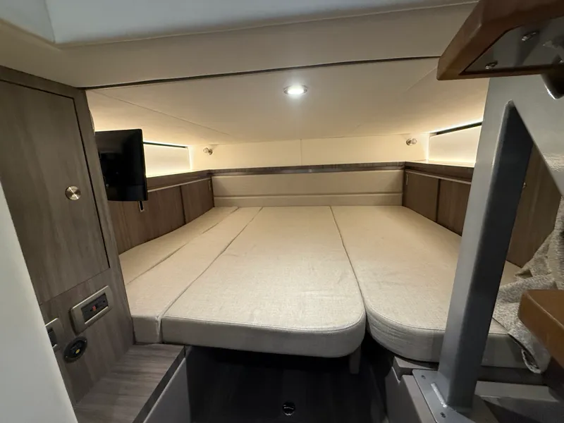 Slide: The Image of Sea Ray 320 SUNDANCER 2024 - 53