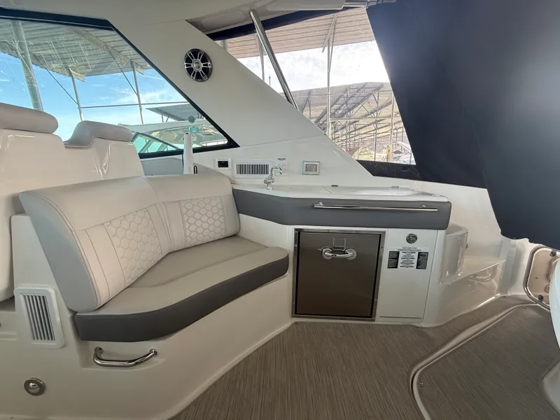 Slide: The Image of Sea Ray 320 SUNDANCER 2024 - 10