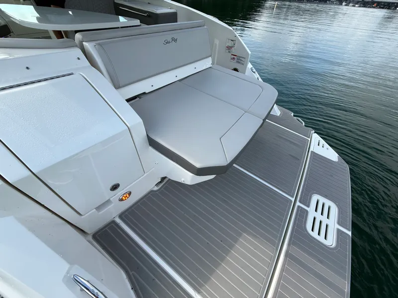 Slide: The Image of Sea Ray 320 SUNDANCER 2024 - 16