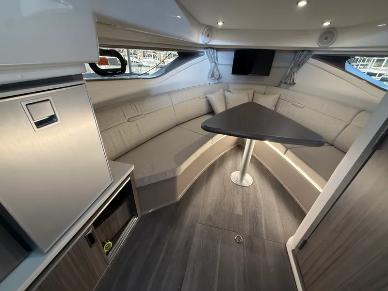 Slide: The Image of Sea Ray 320 SUNDANCER 2024 - 8