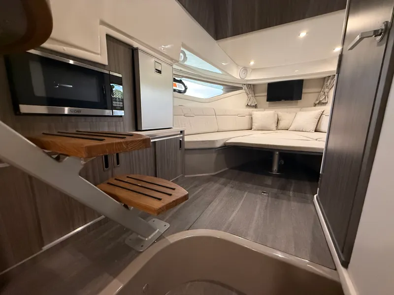Slide: The Image of Sea Ray 320 SUNDANCER 2024 - 51