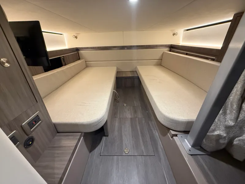 Slide: The Image of Sea Ray 320 SUNDANCER 2024 - 52