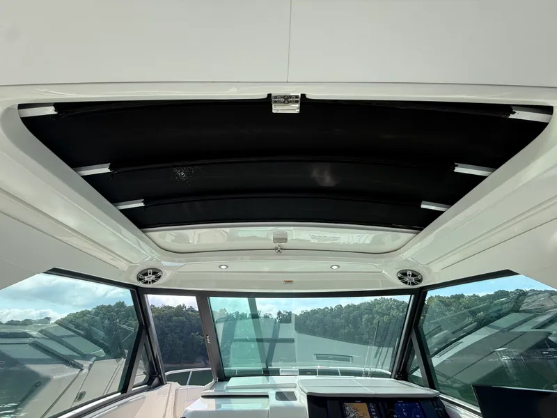 Slide: The Image of Sea Ray 320 SUNDANCER 2024 - 29