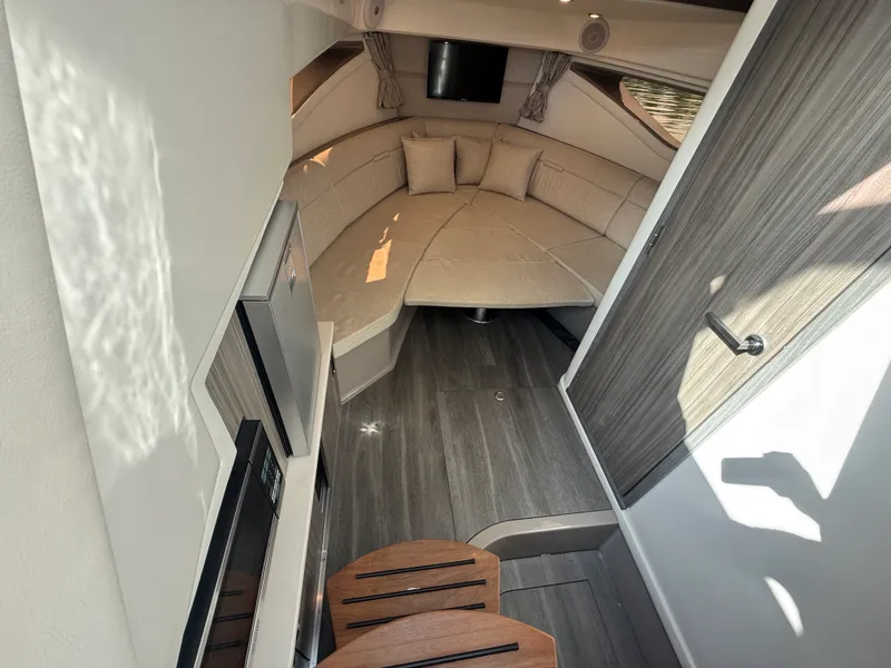Slide: The Image of Sea Ray 320 SUNDANCER 2024 - 46
