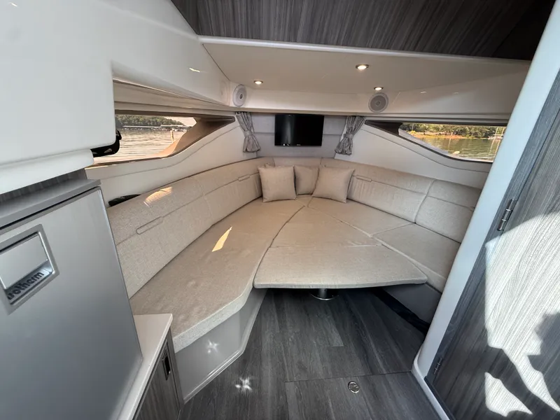 Slide: The Image of Sea Ray 320 SUNDANCER 2024 - 47