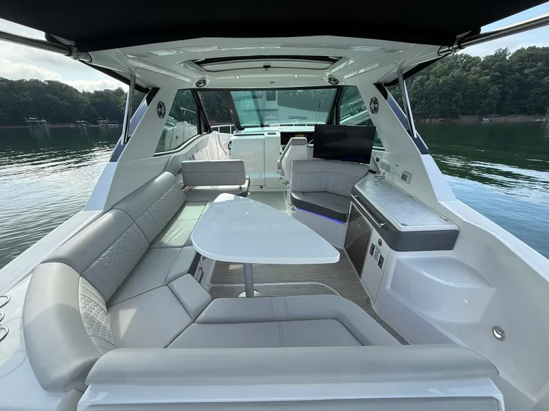 Slide: The Image of Sea Ray 320 SUNDANCER 2024 - 21