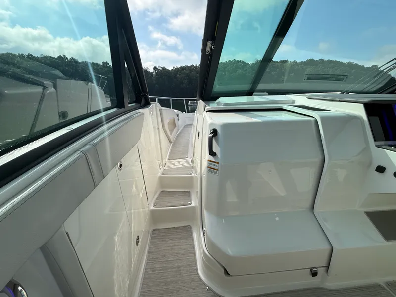 Slide: The Image of Sea Ray 320 SUNDANCER 2024 - 37