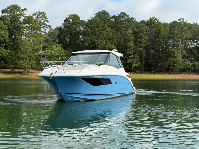 Slide: The Image of Sea Ray 320 SUNDANCER 2024 - 13