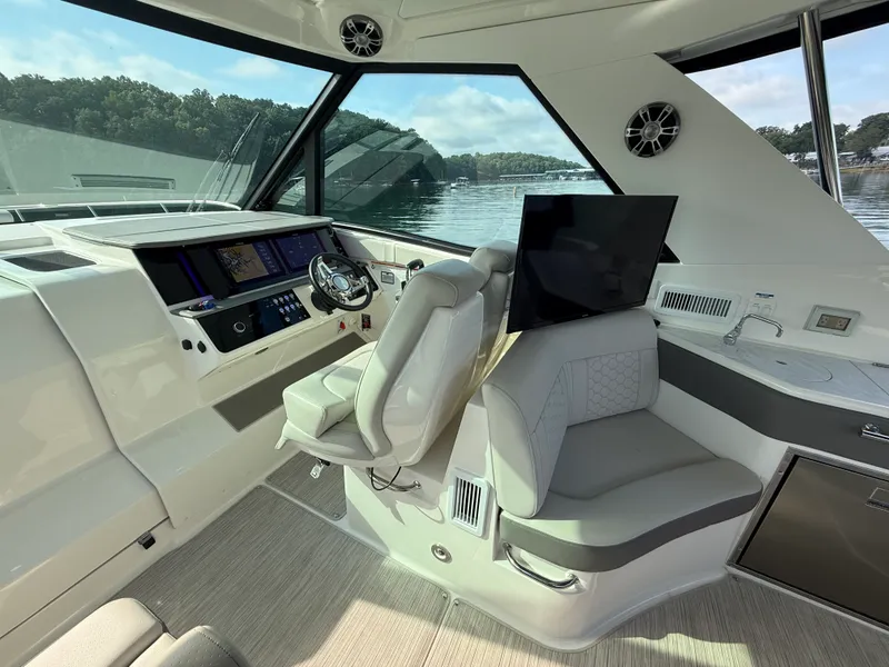 Slide: The Image of Sea Ray 320 SUNDANCER 2024 - 28