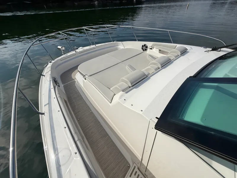 Slide: The Image of Sea Ray 320 SUNDANCER 2024 - 38