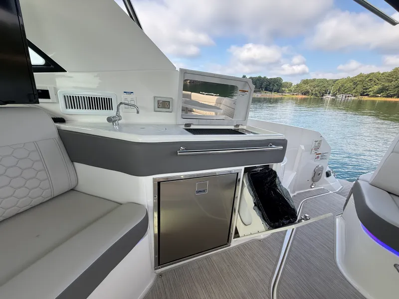 Slide: The Image of Sea Ray 320 SUNDANCER 2024 - 25