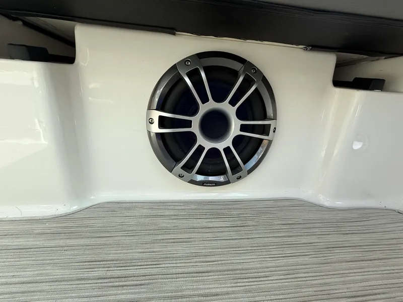 Slide: The Image of Sea Ray 320 SUNDANCER 2024 - 43