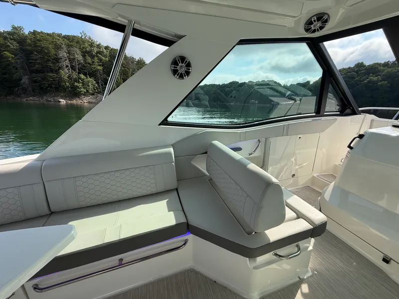 Slide: The Image of Sea Ray 320 SUNDANCER 2024 - 27