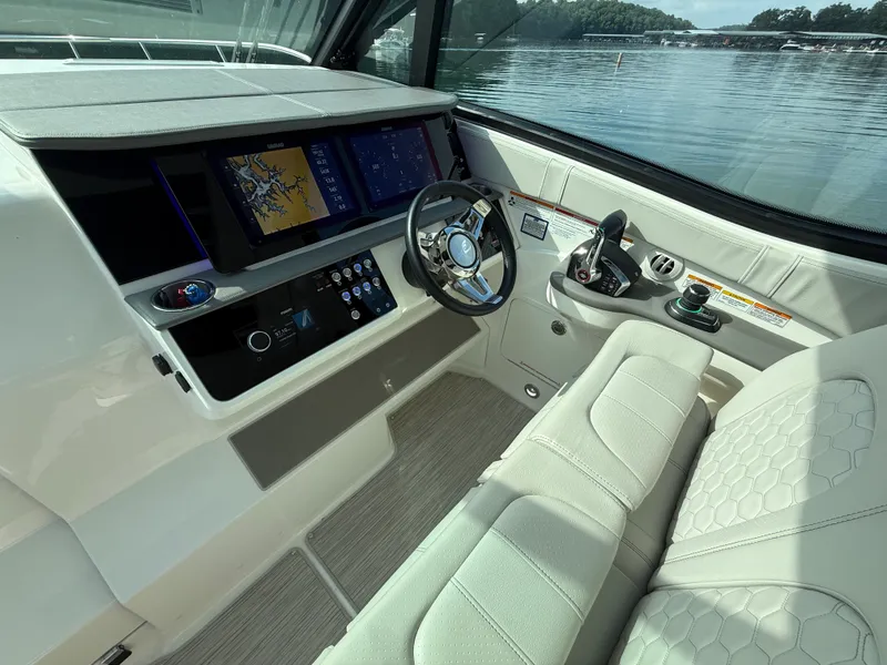 Slide: The Image of Sea Ray 320 SUNDANCER 2024 - 32