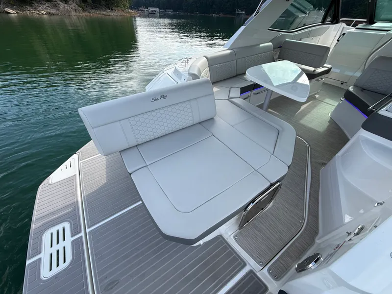 Slide: The Image of Sea Ray 320 SUNDANCER 2024 - 19