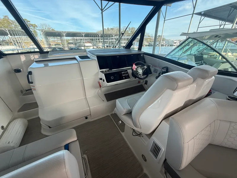 Slide: The Image of Sea Ray 320 SUNDANCER 2024 - 7
