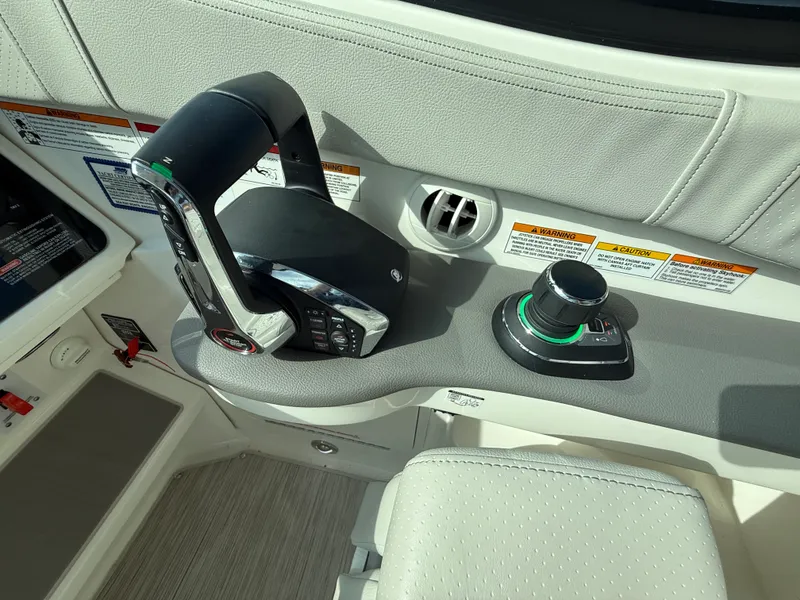 Slide: The Image of Sea Ray 320 SUNDANCER 2024 - 34