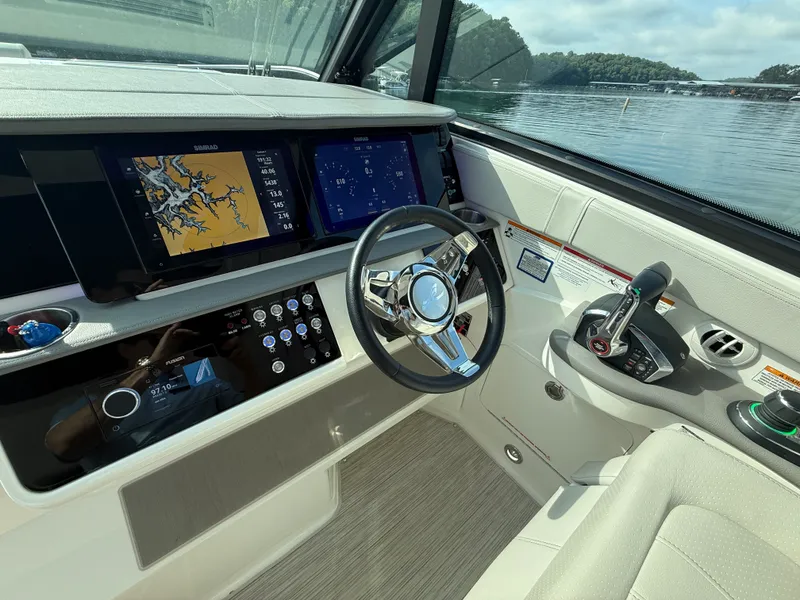 Slide: The Image of Sea Ray 320 SUNDANCER 2024 - 33