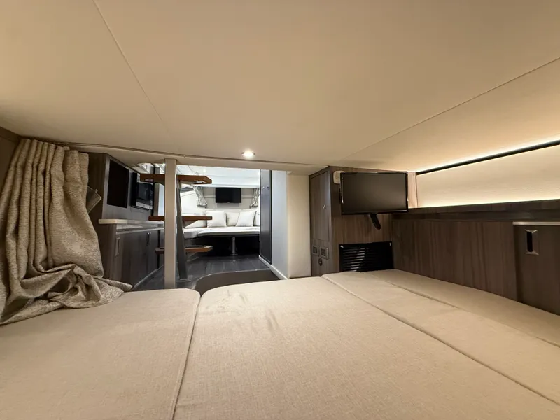 Slide: The Image of Sea Ray 320 SUNDANCER 2024 - 54